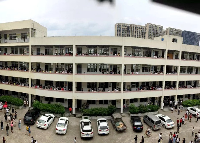 初一面試場(chǎng)景火爆，1500多人爭(zhēng)搶500個(gè)名額！