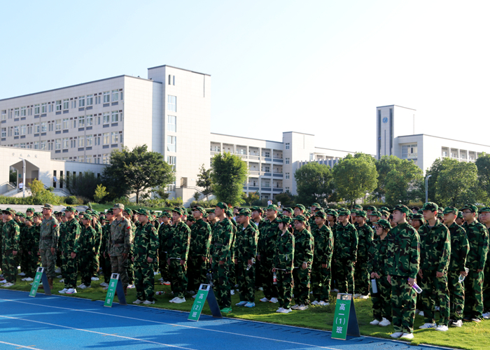 迷彩繪青春 高一新生軍訓(xùn)開訓(xùn)儀式舉行